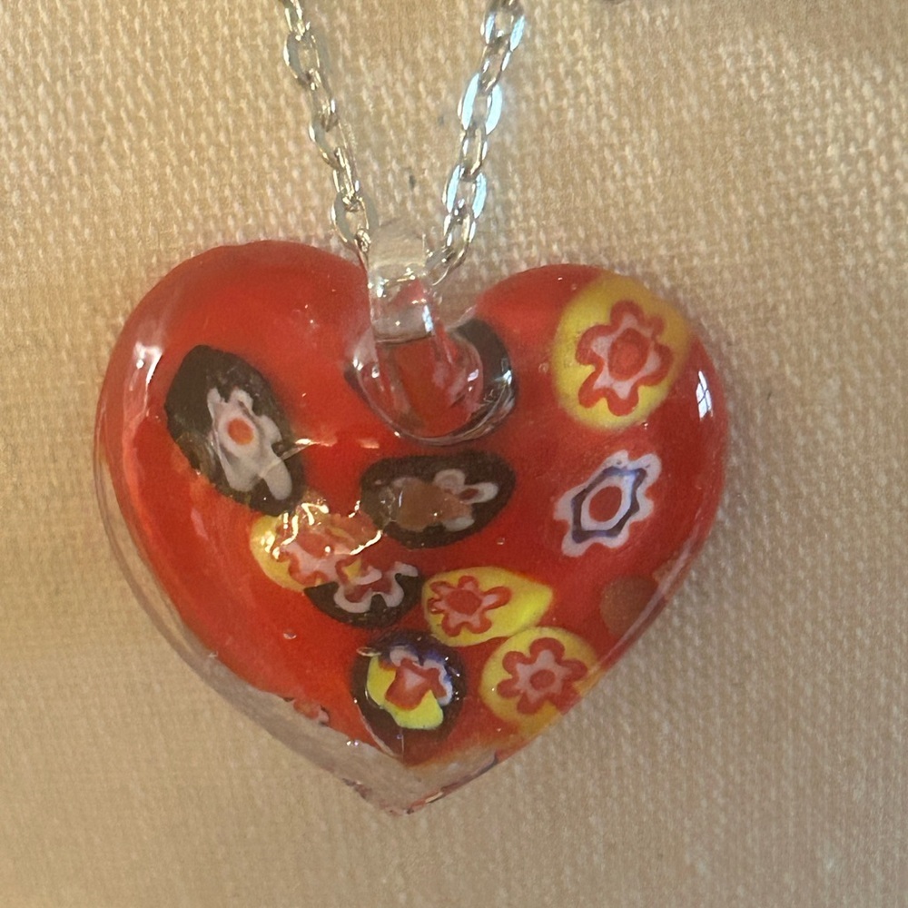🔥NWT Murano glass red heart with two silvertone charms on silver tone necklace
